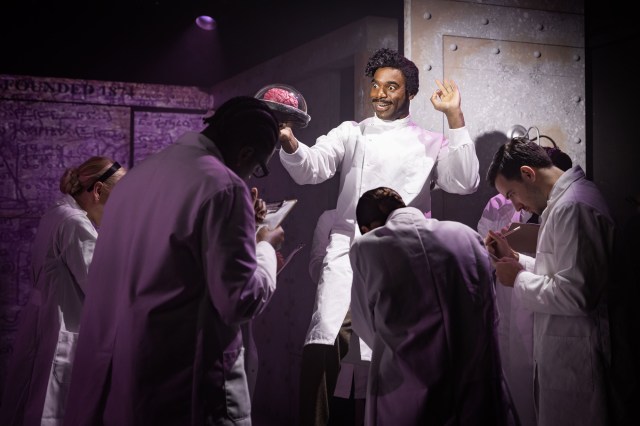 Ore Oduba dans le rôle du Dr Frederick Frankenstein dans YOUNG FRANKENSTEIN, crédit Mark Senior