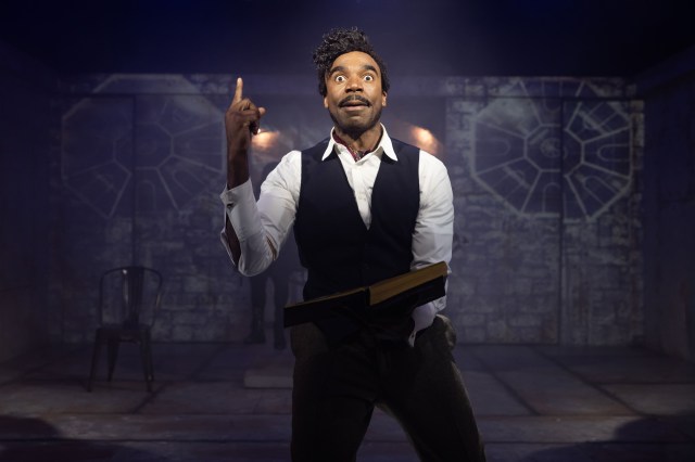 Ore Oduba dans le rôle du Dr Frederick Frankenstein dans YOUNG FRANKENSTEIN, crédit Mark Senior (2)