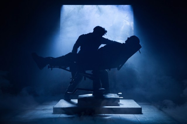 Ore Oduba (arrière) dans le rôle du Dr Frederick Frankenstein et Pete Gallagher (devant) dans le rôle du monstre dans YOUNG FRANKENSTEIN, crédit Mark Senior
