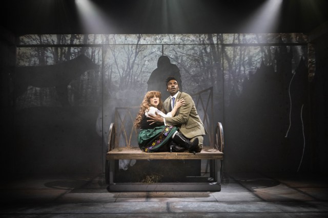 Julie Yammanee dans le rôle d'Inga & Ore Oduba dans le rôle du Dr Frederick Frankenstein dans YOUNG FRANKENSTEIN, crédit Mark Senior
