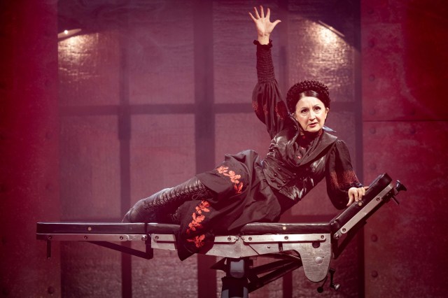 Jessica Martin dans le rôle de Frau Blücher dans YOUNG FRANKENSTEIN, crédit Mark Senior
