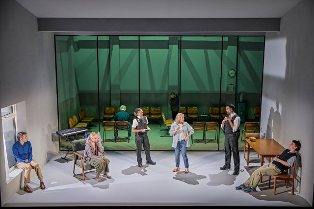 Paul Higgins, Ella Lily Hyland, Isabel Adomakoh-Young, Nicola Walker, Jaz Singh Deol et Alby Baldwin dans The Unbelievers