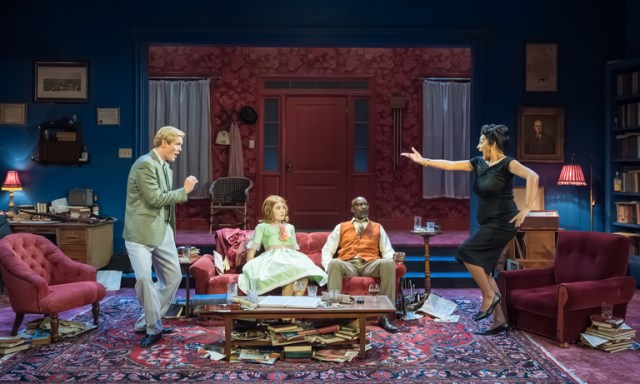 (De gauche à droite) George Kemp (Nick), Tilly Steele (Honey), Patrick Robinson (George), Cathy Tyson (Martha) Photographie de Marc Brenner