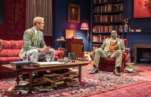 (De gauche à droite) George Kemp (Nick), Patrick Robinson (George) Photographie par Marc Brenner