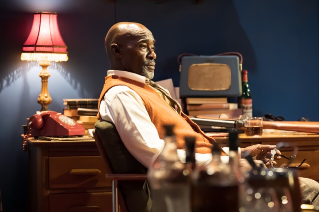 Patrick Robinson (George) Photographie par Marc Brenner