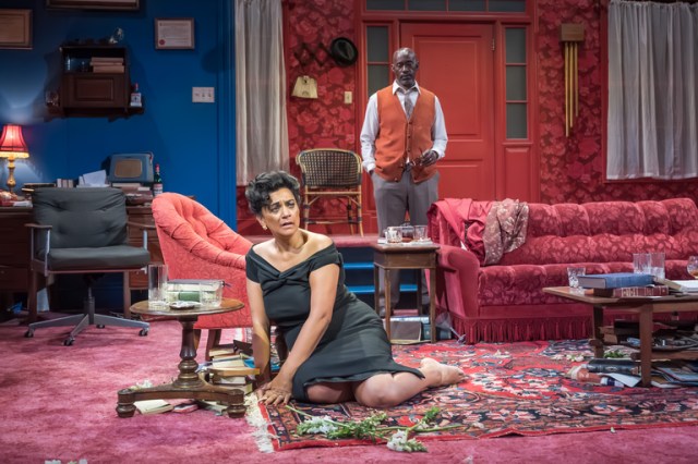 (De gauche à droite) Cathy Tyson (Martha), Patrick Robinson (George) Photographie de Marc Brenner