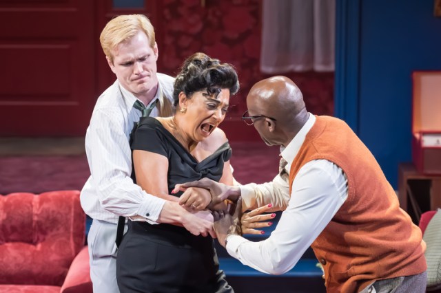 (De gauche à droite) George Kemp (Nick), Cathy Tyson (Martha), Patrick Robinson (George) Photographie par Marc Brenner