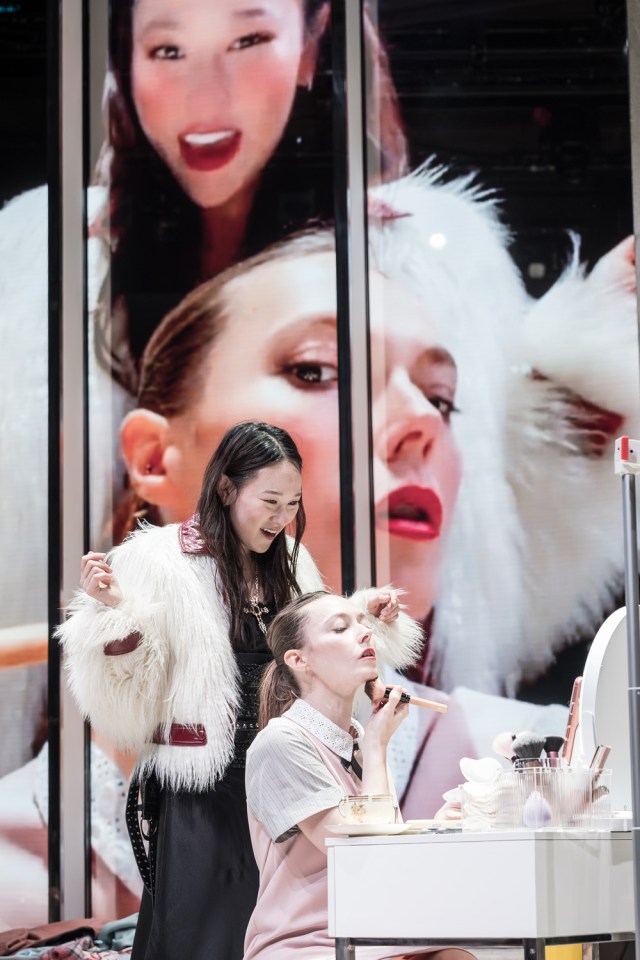 Yerin Ha et Lydia Wilson dans THE MAIDS Donmar Warehouse photo de Marc Brenner