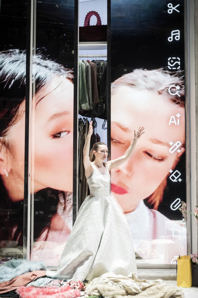 Yerin Ha et Lydia Wilson dans THE MAIDS Donmar Warehouse photo de Marc Brenner