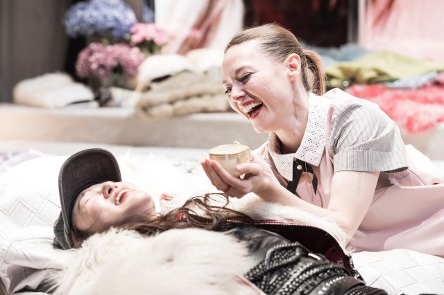 Yerin Ha et Lydia Wilson dans THE MAIDS Donmar Warehouse photo de Marc Brenner