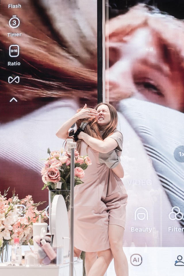 Phia Saban et Lydia Wilson dans THE MAIDS Donmar Warehouse photo de Marc Brenner
