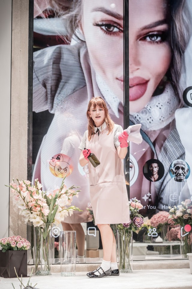 Phia Saban et Lydia Wilson dans THE MAIDS Donmar Warehouse photo de Marc Brenner