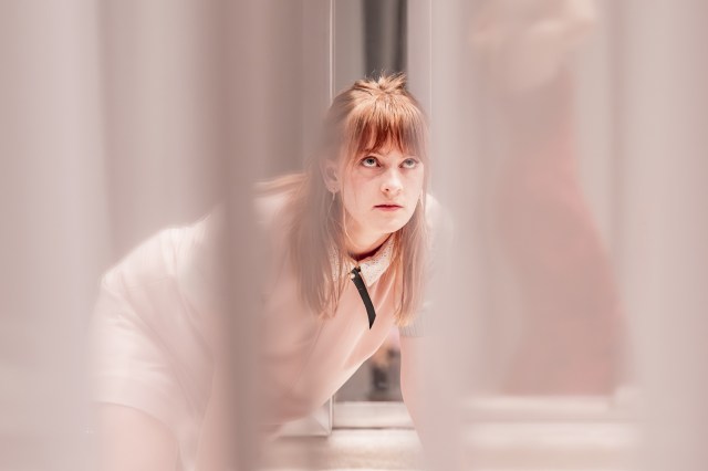 Phia Saban dans THE MAIDS Donmar Warehouse photo de Marc Brenner