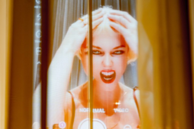 Lydia Wilson dans THE MAIDS Donmar Warehouse photo de Marc Brenner