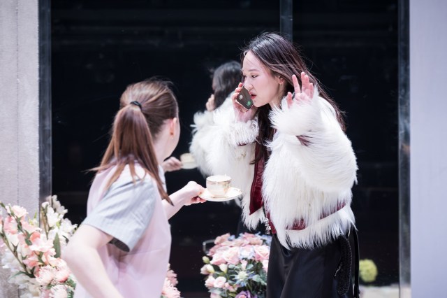 Lydia Wilson et Yerin Ha dans THE MAIDS Donmar Warehouse photo de Marc Brenner