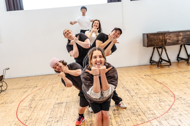 Le casting en répétition pour Ride the Cyclone