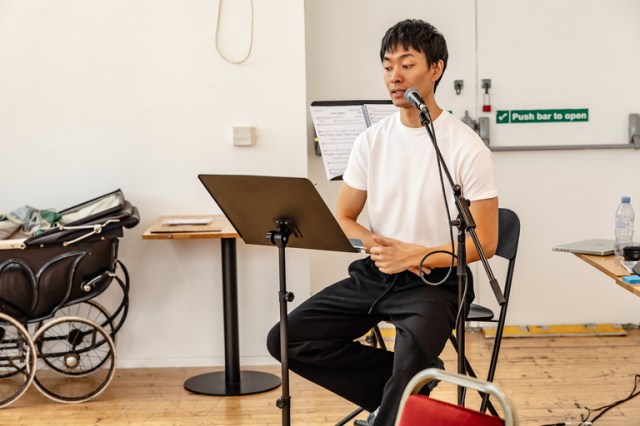 Edward Wu en répétition pour Ride the Cyclone