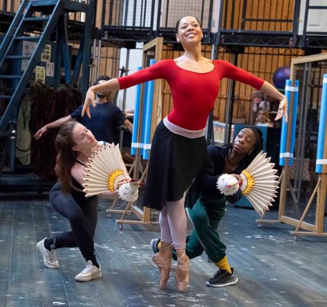 Suzy Osadchyi (Swing), Xolisweh Ana Richards (Katerina) et Anu Ogunmefun (Ensemble) en répétitions pour Ballet Shoes (2025) au Théâtre National. (c) Alastair Muir 3596