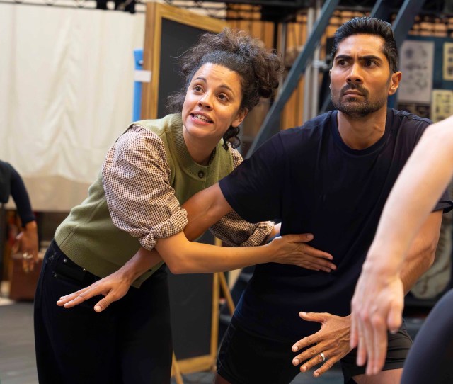 Anoushka Lucas (Sylvia) et Eryck Brahmania (Prince) en répétitions de Ballet Shoes (2025) au Théâtre National. (c) Alastair Muir 4320