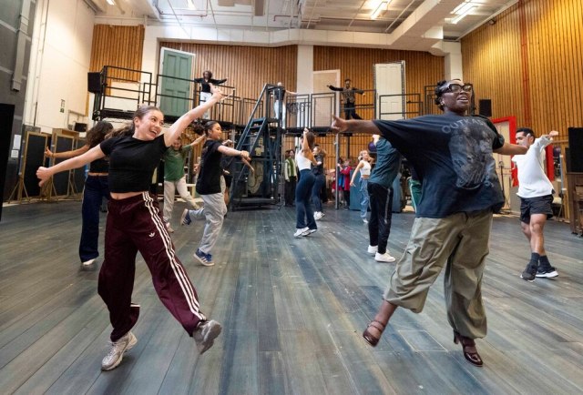 Le casting de Ballet Shoes (2025) en répétitions au Théâtre National. (c) Alastair Muir 0283