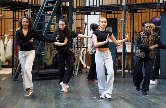 Sienna Arif Kiights (Petrova), Stephanie Elstob (Swing), Scarlett Monahan (Posy) et Nina Cassells (Pauline) en répétitions pour Ballet Shoes (2025) au Théâtre National. (c) Alastair Muir 3135