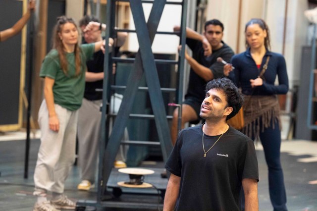 Raj Bajaj (Jai) en répétitions pour Ballet Shoes (2025) au Théâtre National. (c) Alastair Muir 2825