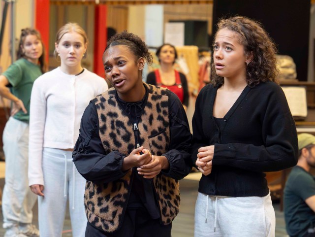 Scarlett Monahan (Posy), Nina Cassells (Pauline) et Sienna Arif Knights (Petrova) en répétitions pour Ballet Shoes (2025) au Théâtre National. (c) Alastair Muir 4854