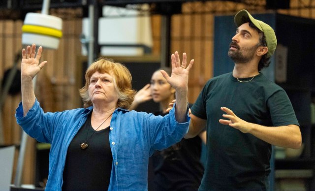 Lesley Nicol (Nana) et Georges Hann (Flyman) en répétitions pour Ballet Shoes (2025) au Théâtre National. (c) Alastair Muir 2324