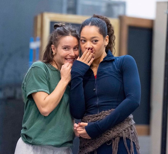 Chrissy Brooke (Jeune Juliette) et Xolisweh Ana Richards (Katerina) en répétitions pour Ballet Shoes (2025) au Théâtre National. (c) Alastair Muir 2399