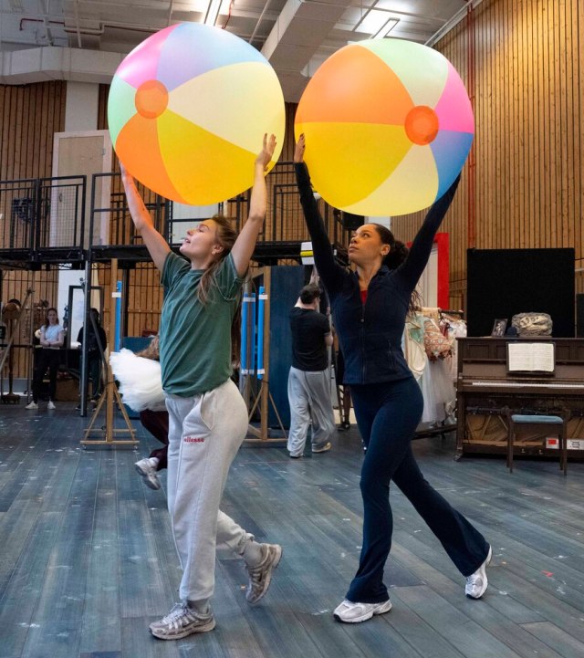 Chrissy Brooke (Jeune Juliette) et Xolisweh Ana Richards (Katerina) en répétitions pour Ballet Shoes (2025) au Théâtre National. (c) Alastair Muir 4193