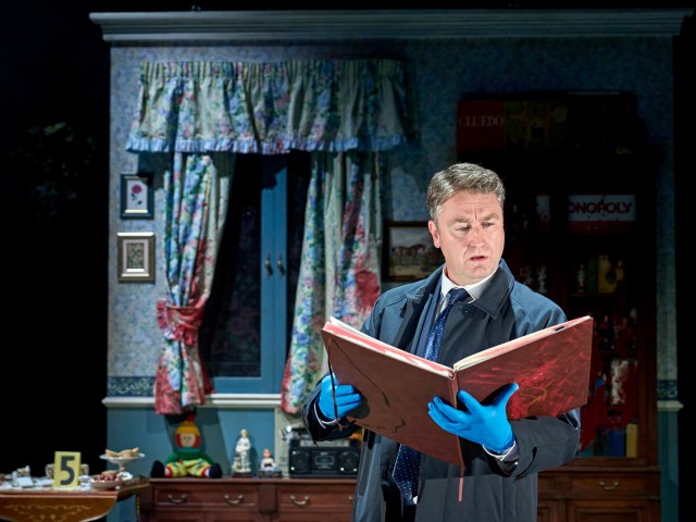 Daniel Casey (Barnaby) dans The Killings at Badger's Drift, crédit Manuel Harlan