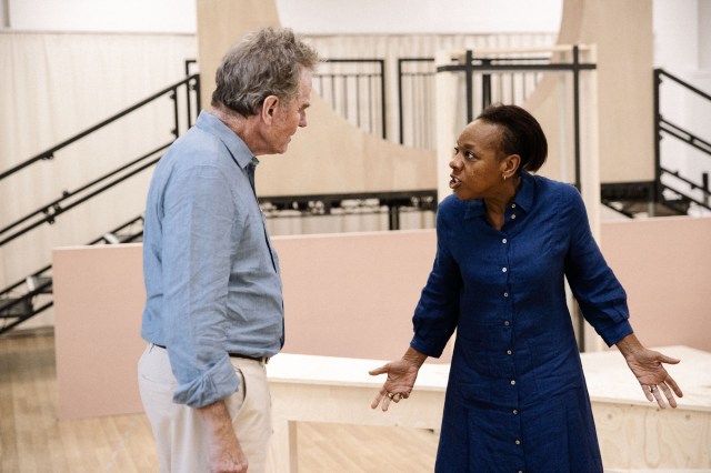 TOUS MES FILS. Répétitions. Bryan Cranston et Marianne Jean-Baptiste. Photo de Jan Versweyveld