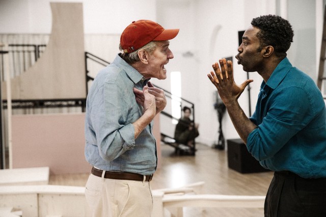 TOUS MES FILS. Répétitions. Bryan Cranston et Paapa Essiedu. Photo de Jan Versweyveld