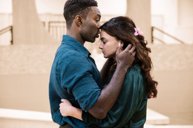 TOUS MES FILS. Répétitions. Paapa Essiedu et Hayley Squires. Photo de Jan Versweyveld