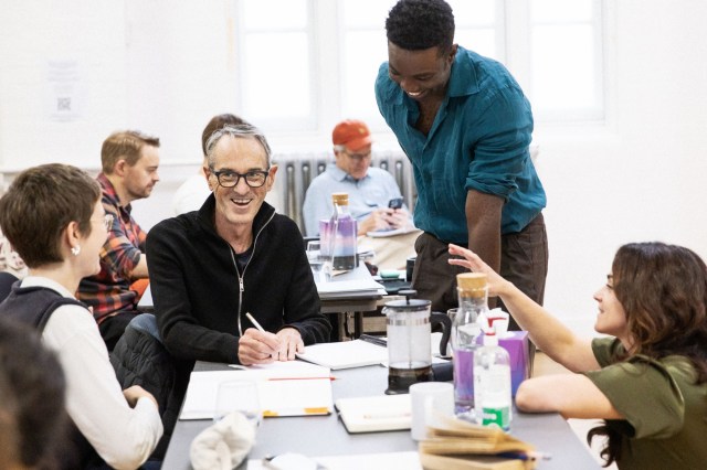 TOUS MES FILS. Répétitions. Ivo Van Hove, Paapa Essiedu et Hayley Squires. Photo de Jan Versweyveld