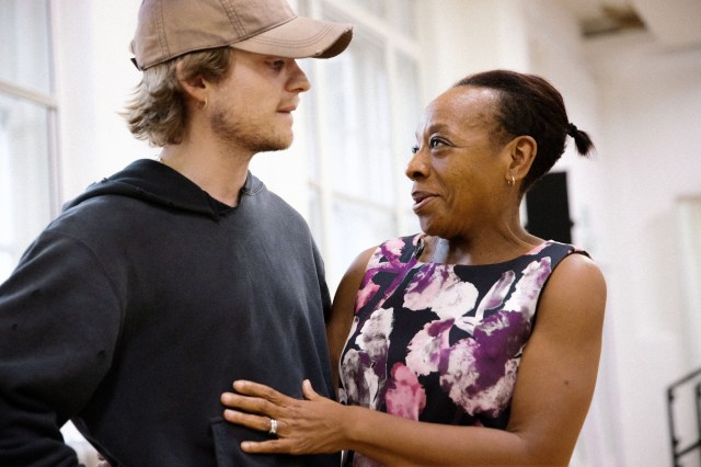 TOUS MES FILS. Répétitions. Tom Glynn Carney et Marianne Jean Baptiste. Photo de Jan Versweyveld