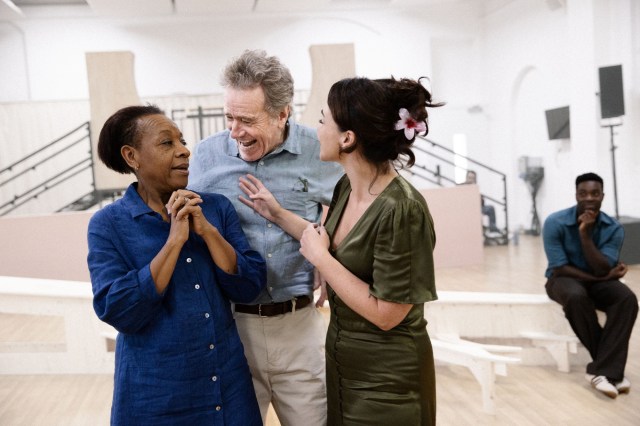 TOUS MES FILS. Répétitions. Marianne Jean-Baptiste, Bryan Cranston et Hayley Squires. Photo de Jan Versweyveld