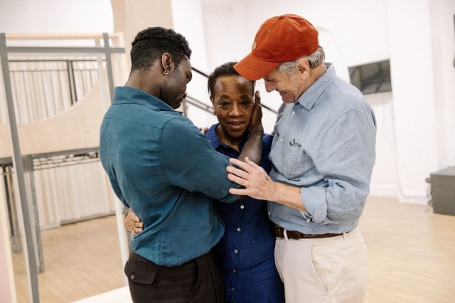 TOUS MES FILS. Répétitions. Paapa Essiedu, Marianne Jean Baptiste et Bryan Cranston. Photo de Jan Versweyveld