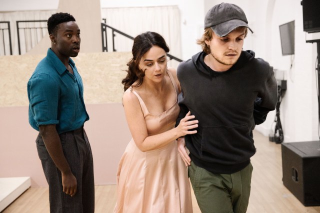 TOUS MES FILS. Répétitions. Paapa Essiedu, Tom Glynn Carney et Hayley Squires. Photo de Jan Versweyveld