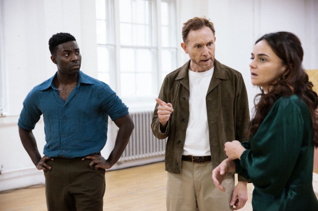 TOUS MES FILS. Répétitions. Paapa Essiedu, Richard Hansell et Hayley Squires. Photo de Jan Versweyveld