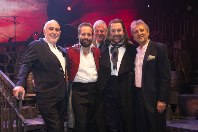 Claude Michel Schonberg (musique), Alfie Boe (Jean Valjean), Cameron Mackintosh (producteur), Michael Ball (Javert) et Alain Boublil (auteur) dans les coulisses en 2019