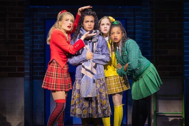 0357 McKenzie Kurtz Heather Chandler Lorna Courtney Veronica Sawyer Elizabeth Teeter Heather McNamara et Olivia Hardy Heather Duke dans Heathers The Musical. ©Evan Zimmerman pour MurphyMade