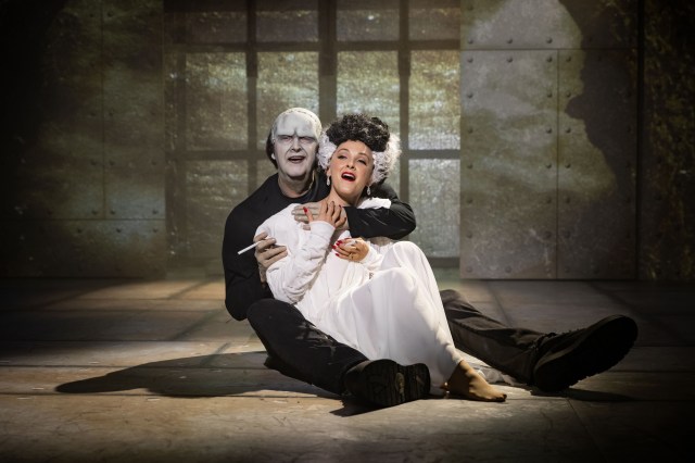 Pete Gallagher dans le rôle du Monstre et Rhiannon Chesterman dans le rôle d'Elizabeth Benning dans YOUNG FRANKENSTEIN, crédit Mark Senior