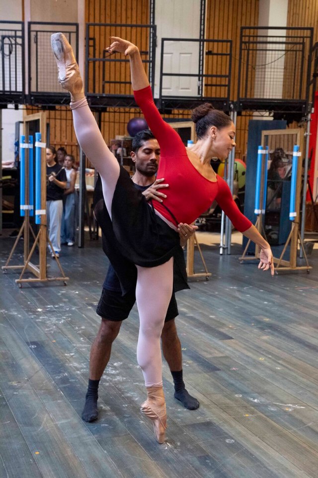 Eryck Brahmania (Prince) et Xolisweh Ana Richards (Katerina) en répétitions pour Ballet Shoes (2025) au Théâtre National. (c) Alastair Muir 3695