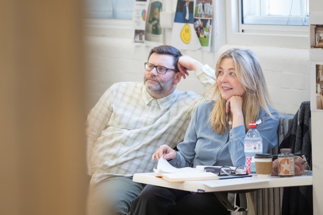 David Eldridge (écrivain) et Rachel O'Riordan (réalisatrice) en répétitions pour End au Théâtre National. Photographe Marc Brenner 00701