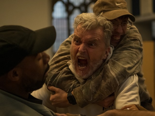 Ltor Pete Gallagher comme monstre avec Curtis Patrick comme Igor et Ore Oduba comme Frankenstein, créditer Tom Sweeney