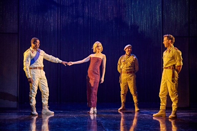 Othello, David Harewood (Othello), Caitlin FitzGerald (Desdemona) Ewan Black, Luke Treadaway (Cassio) et Brinkhoff Moegenburg