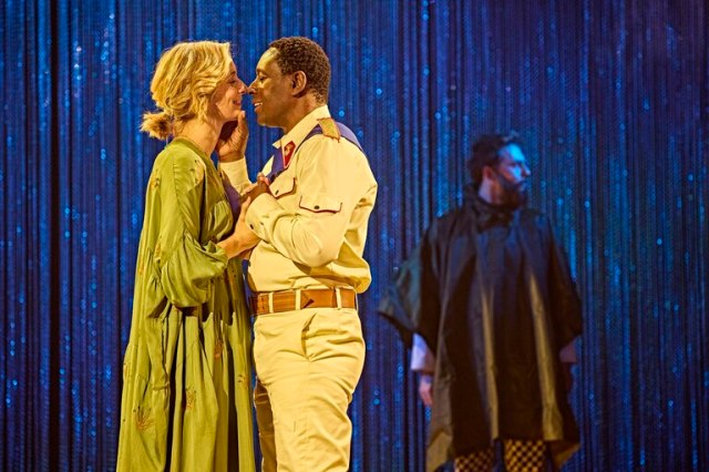 OTHELLO Caitlin FitzGerald (Desdemona) David Harewood (Othello) dans Othello, Theatre Royal Haymarket c Brinkhoff Moegenburg