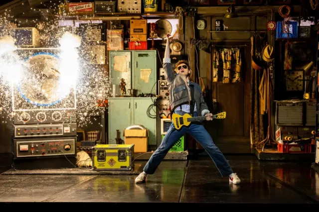 Ben Joyce dans le rôle de Marty McFly dans Retour vers le futur crédit musical Sean Ebsworth Barnes Ben Joyce dans le rôle de Marty McFly dans Retour vers le futur crédit musical Sean Ebsworth Barnes