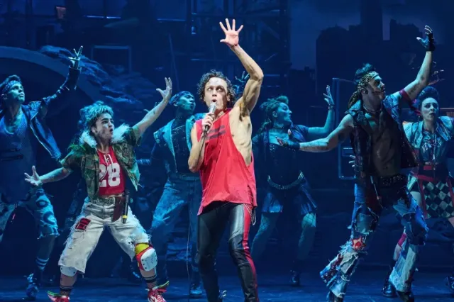 Glenn Adamson et le casting de Bat Out Of Hell Glenn Adamson et le casting de Bat Out Of Hell